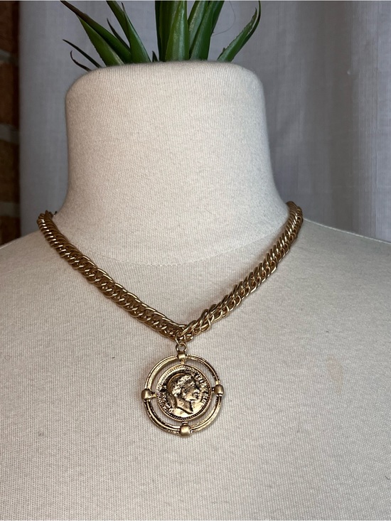 Universal Thread Jewelry - NWT Universal Thread Gold Medallion Coin Pendant Necklace 12” Boho